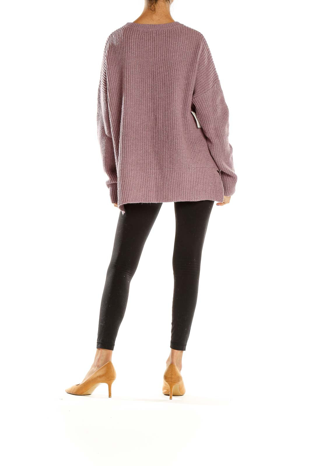 Side view of model wearing Melloday mauve ribbed oversized sweater with black leggings