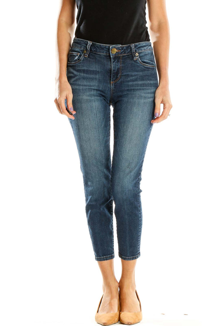 Front view of KUT from the Kloth blue cropped skinny jeans on model