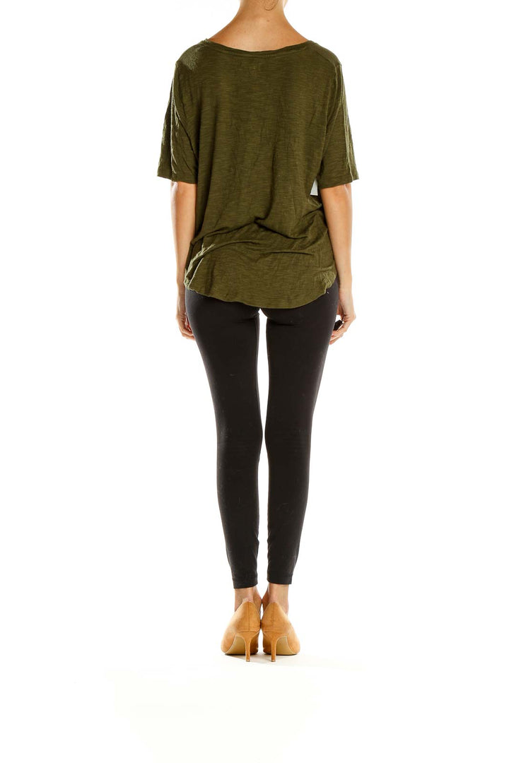 Side view of Madewell olive relaxed fit short sleeve top on model