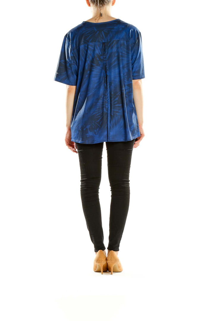 Side view of Columbia blue tie-dye performance t-shirt on model