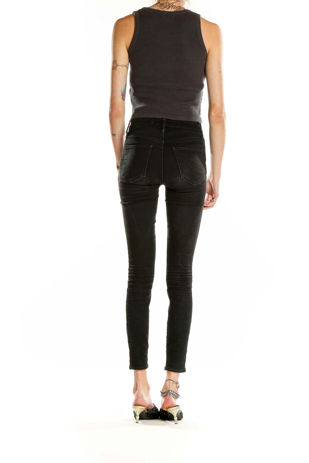 Side view of model wearing Madewell charcoal ribbed cropped tank top with black jeans