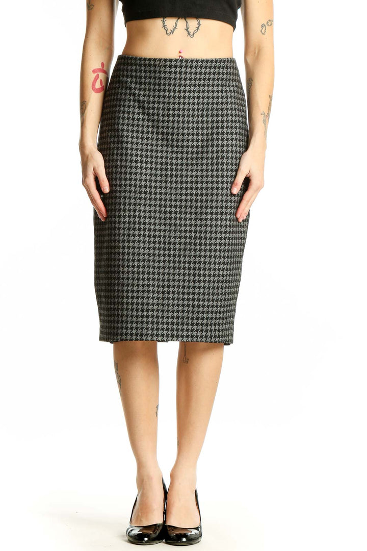 Front view of Express gray houndstooth pencil skirt on model