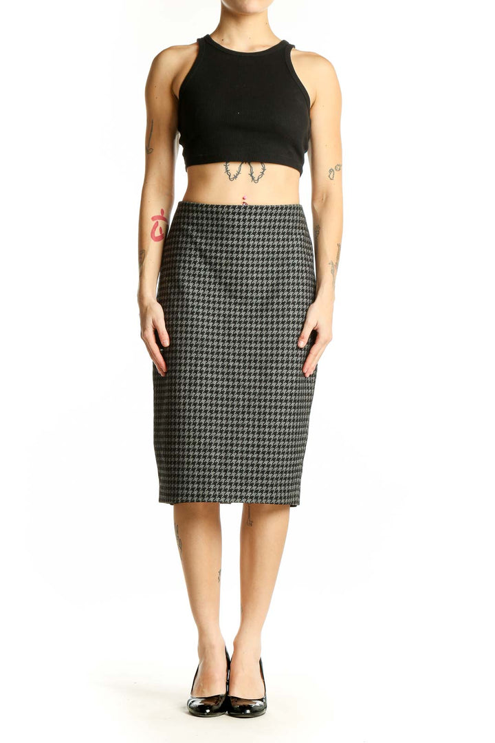 Front view of Express gray houndstooth pencil skirt on model