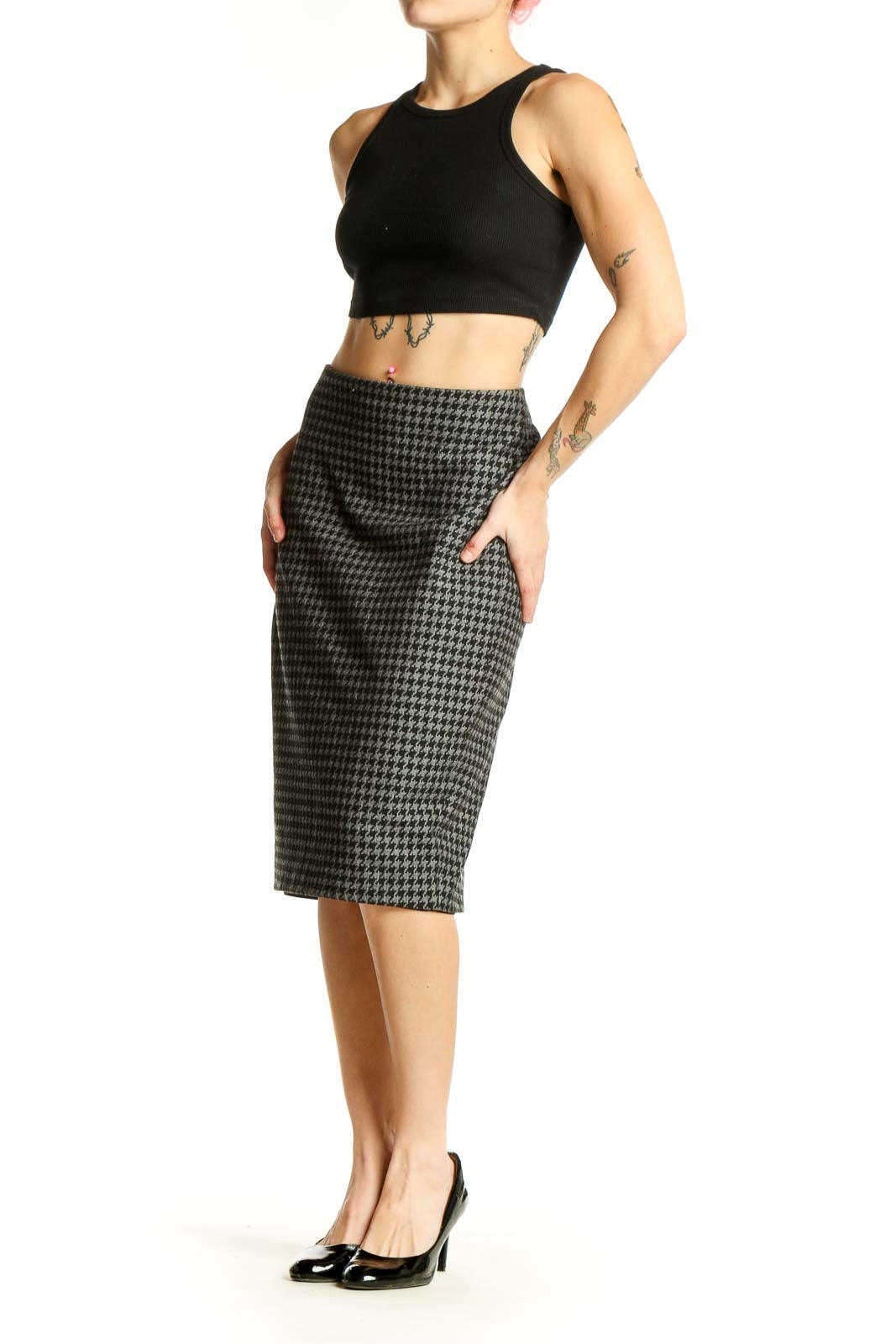 Front view of Express gray houndstooth pencil skirt on model