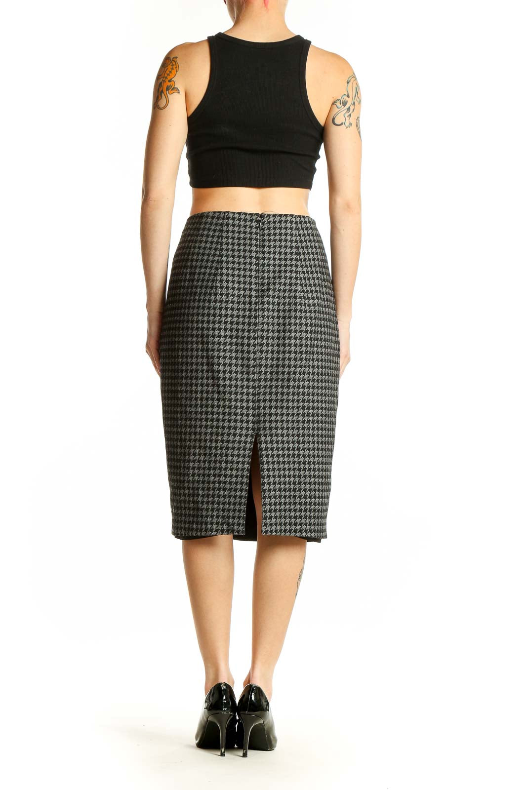 Side view of Express gray houndstooth pencil skirt on model with black crop top