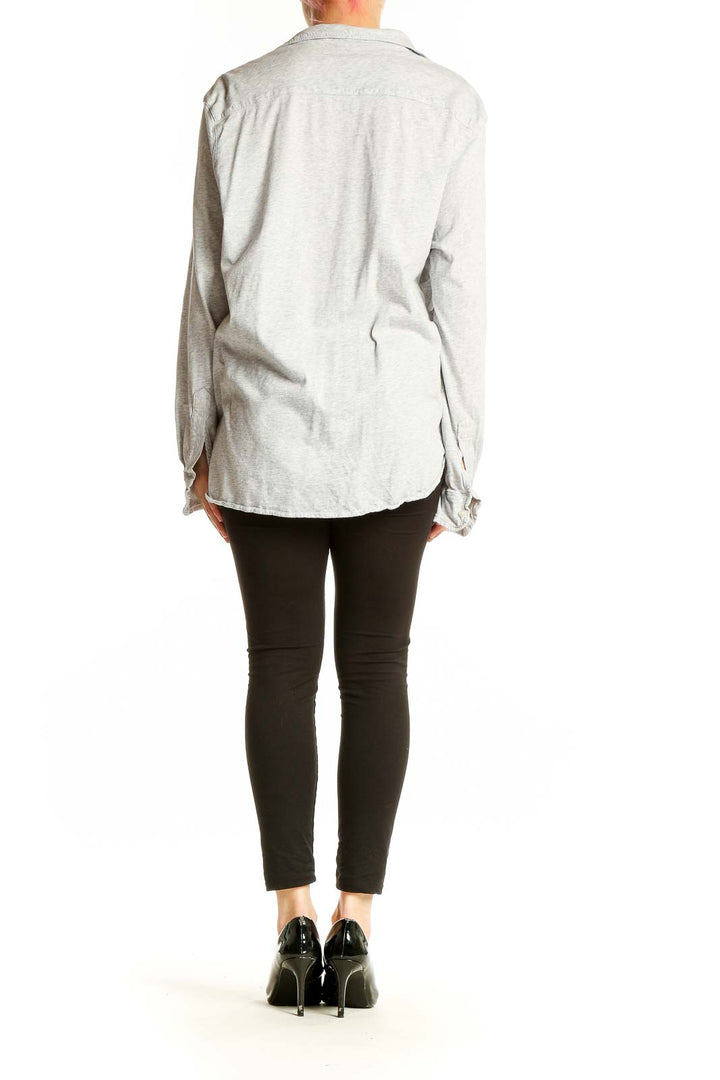 Side view of model wearing Frank & Eileen light gray cotton button-down shirt with black pants