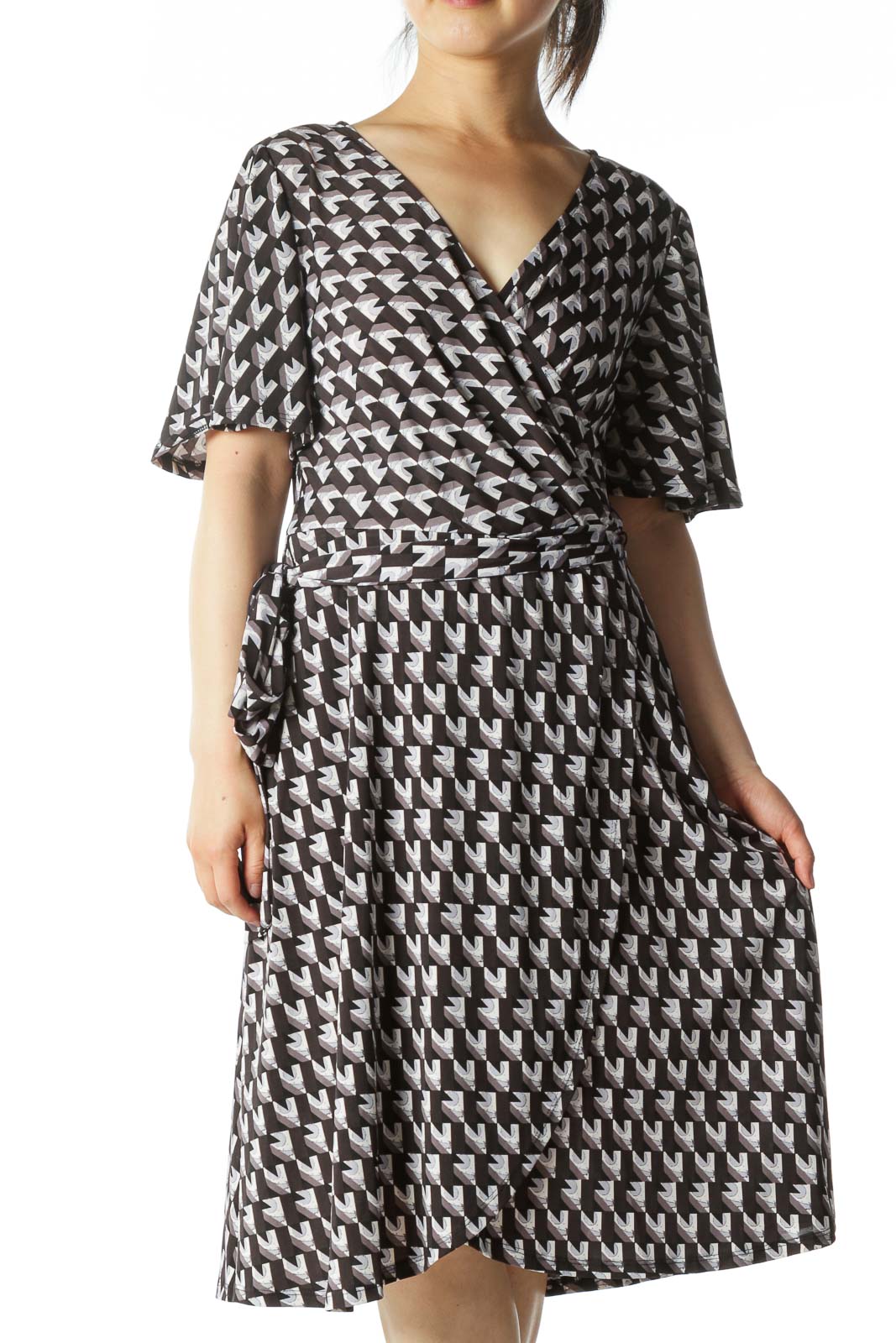 Shop Donna Morgan clothing and handbags at SilkRoll. Trade with us!