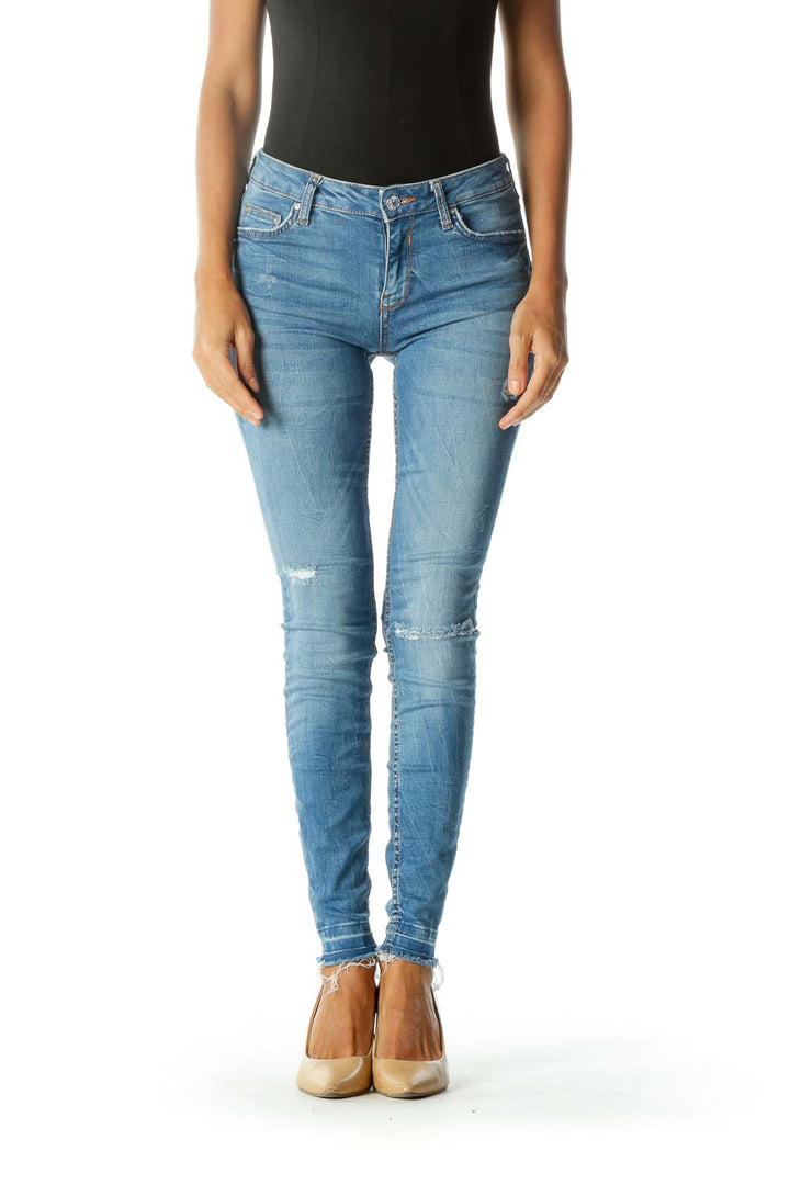 Blue Light-Wash Distressed Skinny Jeans with Frayed Hem