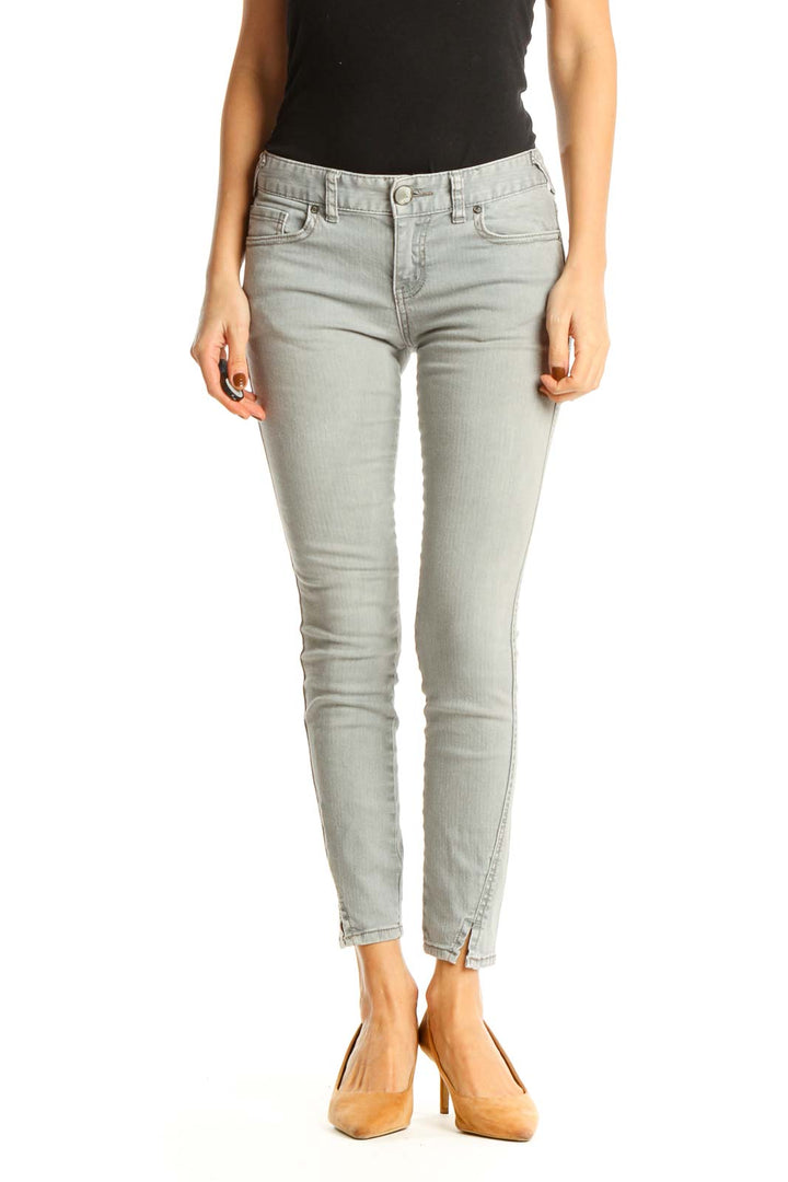 Front view of Free People light gray skinny ankle jeans on model