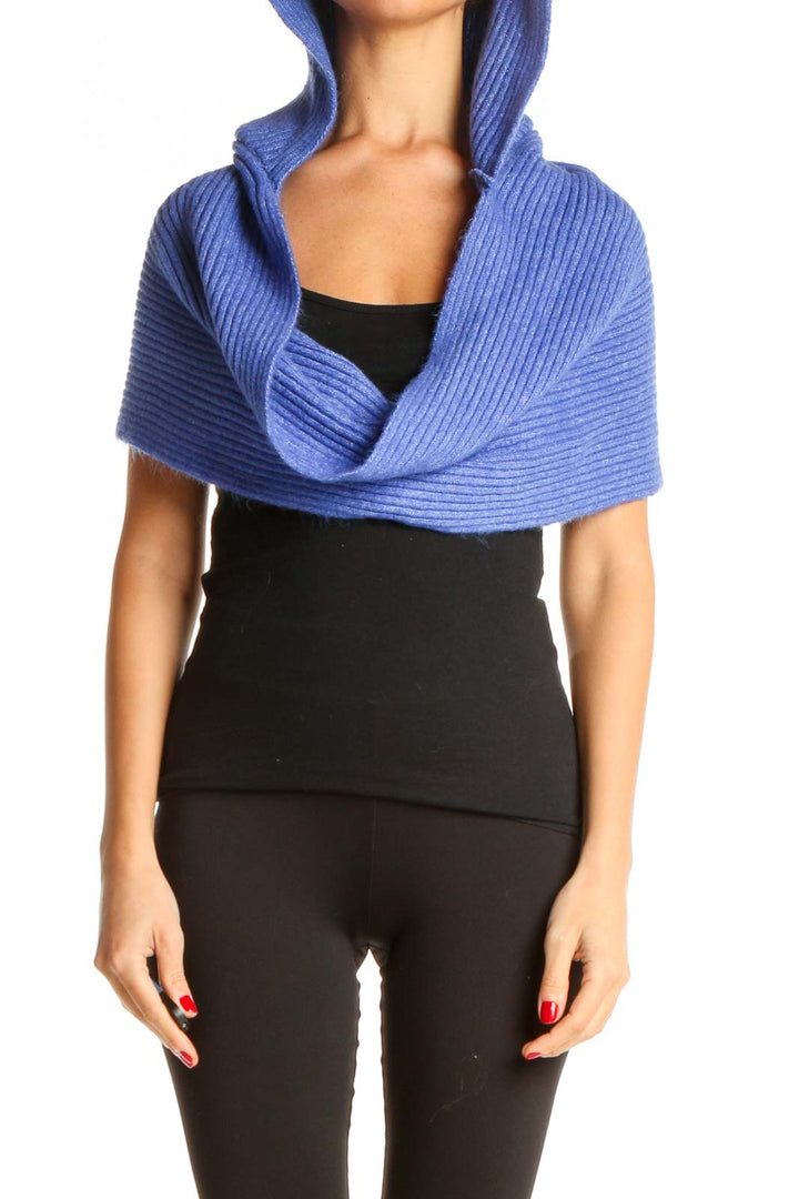 Front view of Free People blue ribbed hooded shrug on model