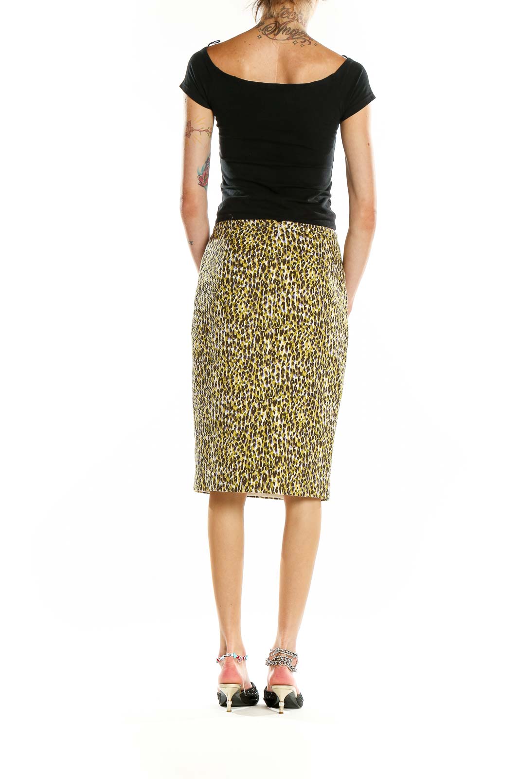 Back view of model wearing J.Crew yellow leopard print pencil skirt with black top