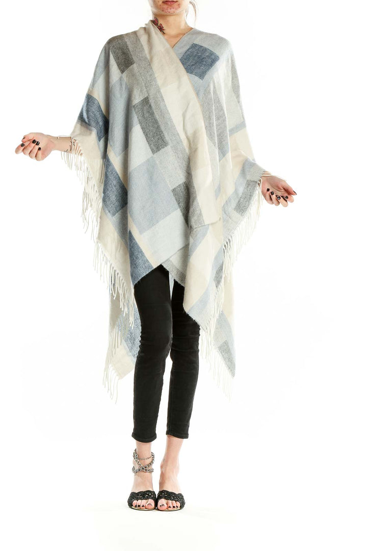 Front view of Zighilli gray and white geometric knit poncho with fringed edges