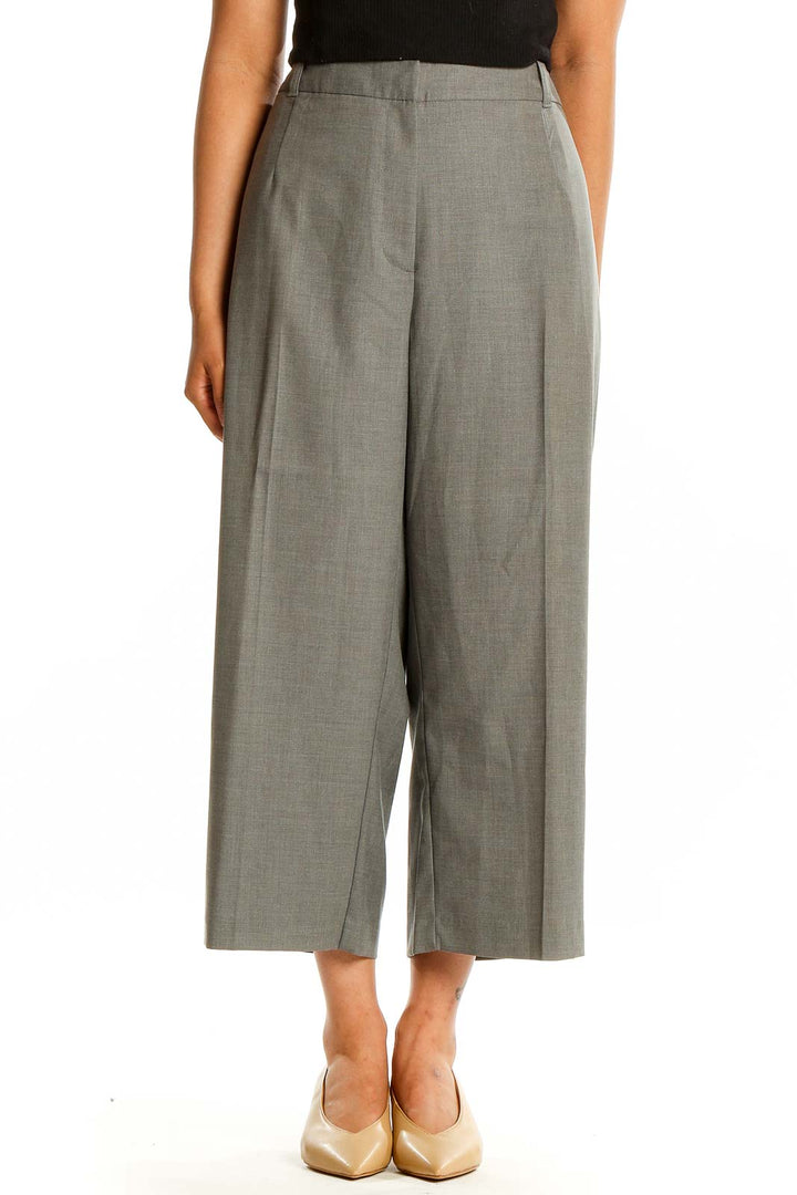 Front view of Jaclyn Smith gray wide-leg cropped trousers on model