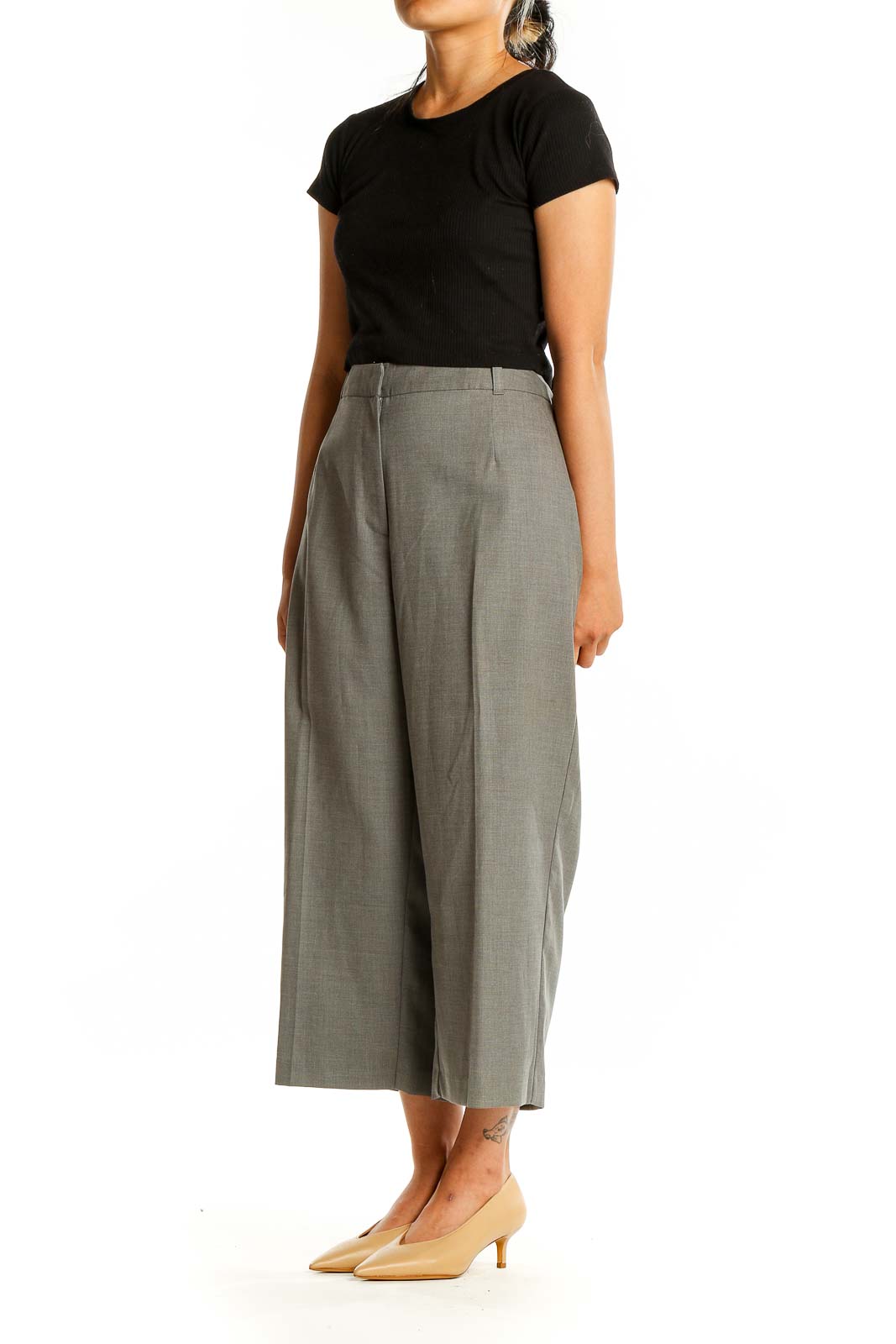 Front view of Jaclyn Smith gray wide-leg cropped trousers on model