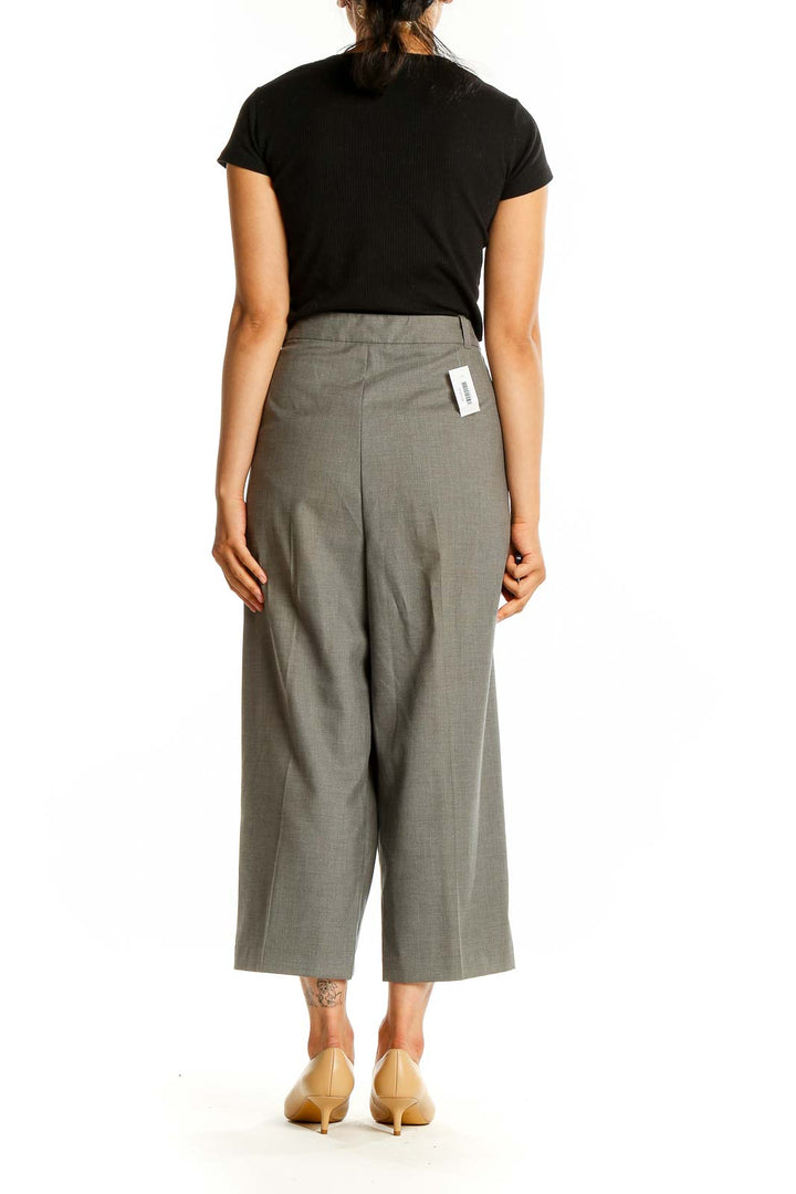 Back view of Jaclyn Smith gray wide-leg cropped trousers on model