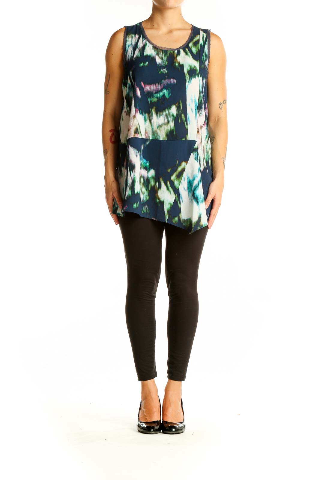 Front view of Simply Vera Vera Wang Navy Abstract Print Sleeveless Top with asymmetric hem