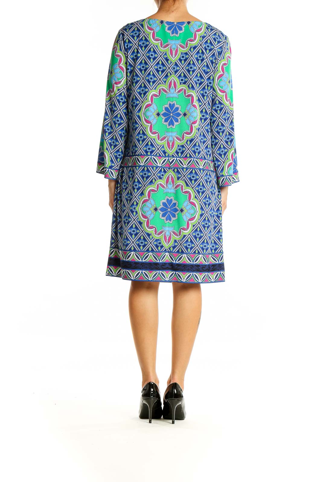 Back view of LAUNDRY by SHELLI SEGAL blue and green geometric print shift dress