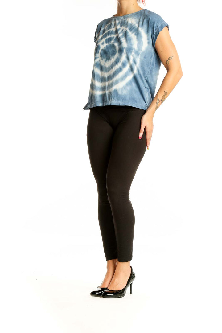 Front view of Madewell blue tie-dye cotton crop top with spiral pattern