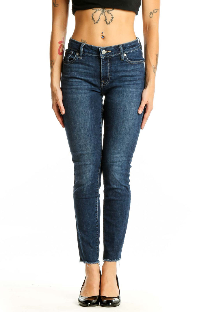 Front view of Lucky Brand dark blue skinny ankle jeans on woman