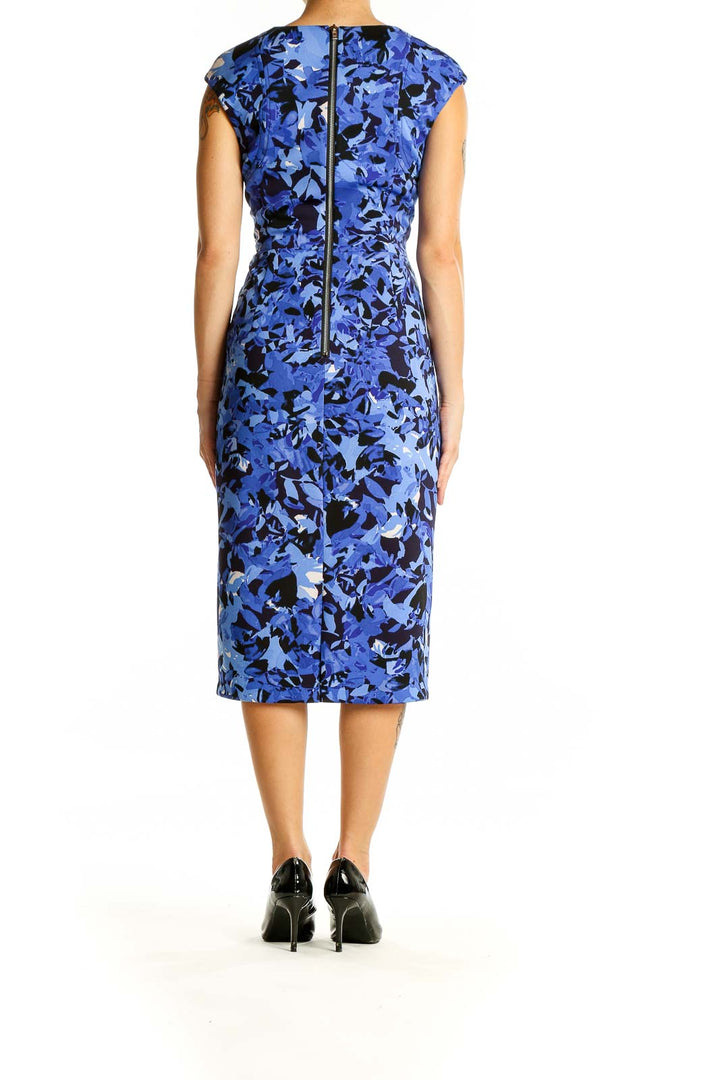 Back view of Maggy London blue floral cap sleeve sheath dress with zipper closure