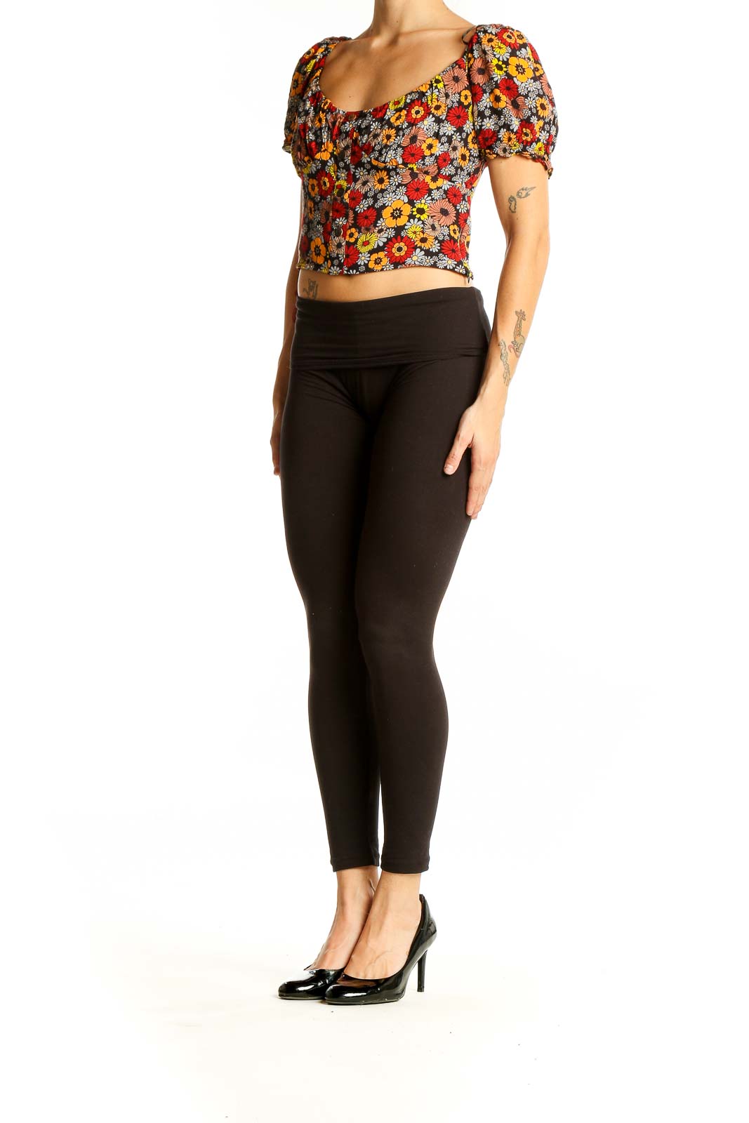 Front view of Urban Revivo multicolor floral puff sleeve crop top