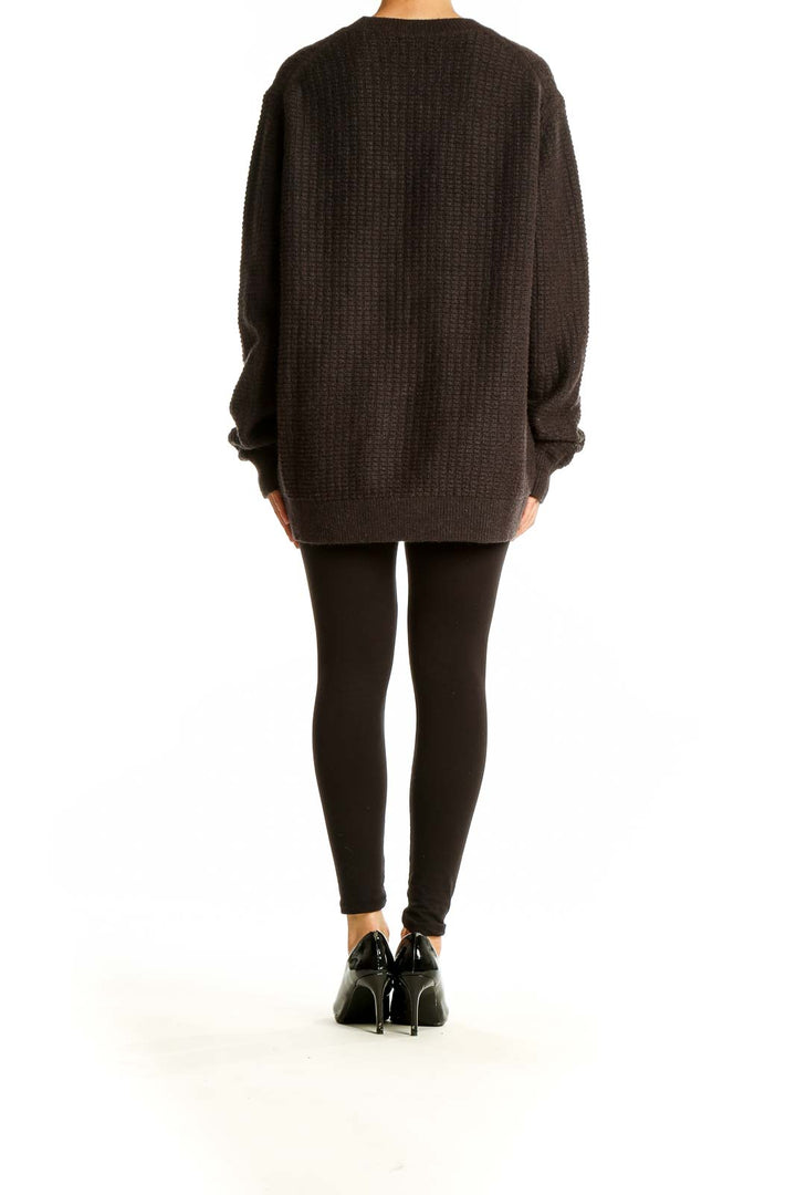 Side view of model wearing black oversized chunky knit sweater from Banana Republic