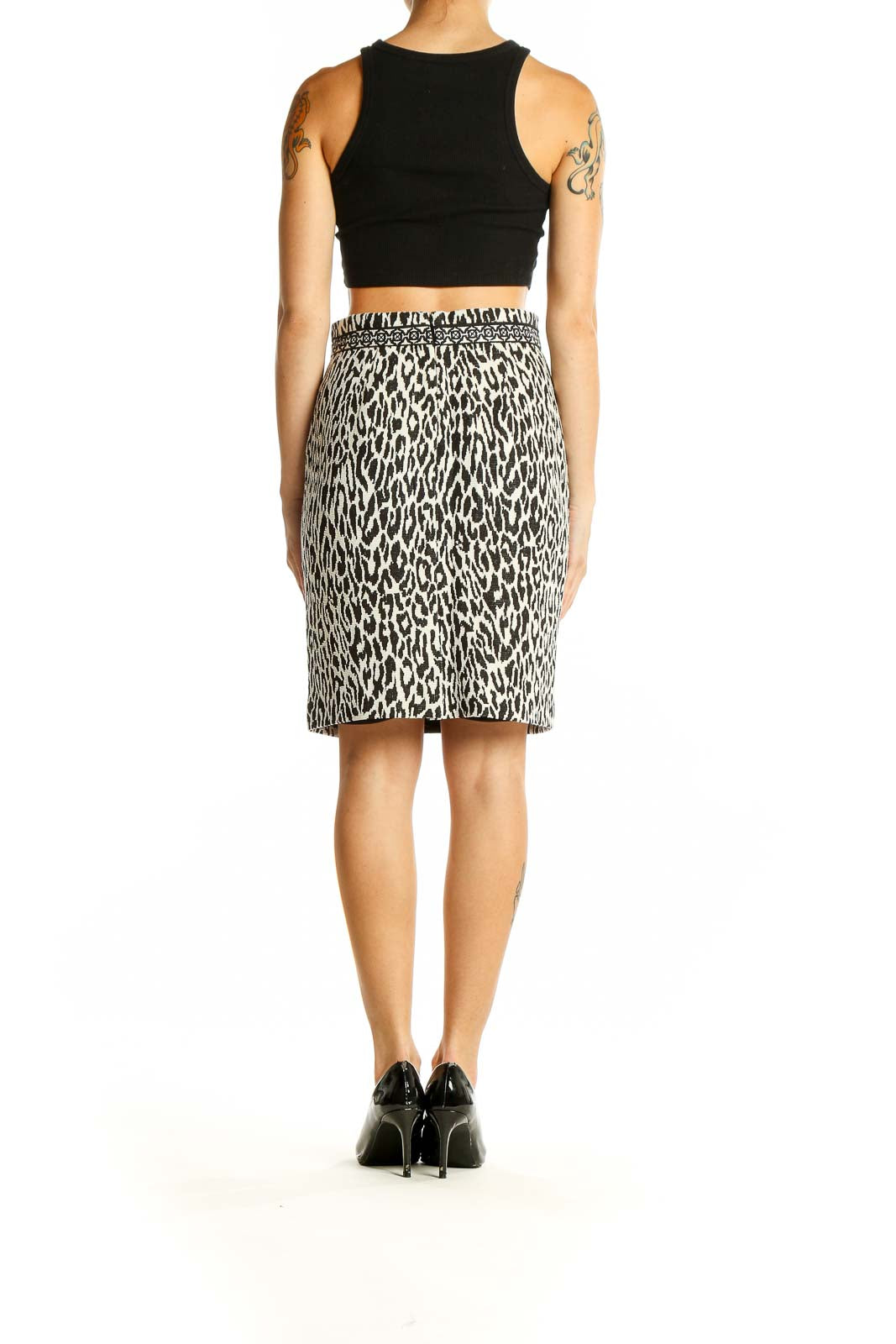 Side view of Marchesa Voyage black and white leopard print pencil skirt on model