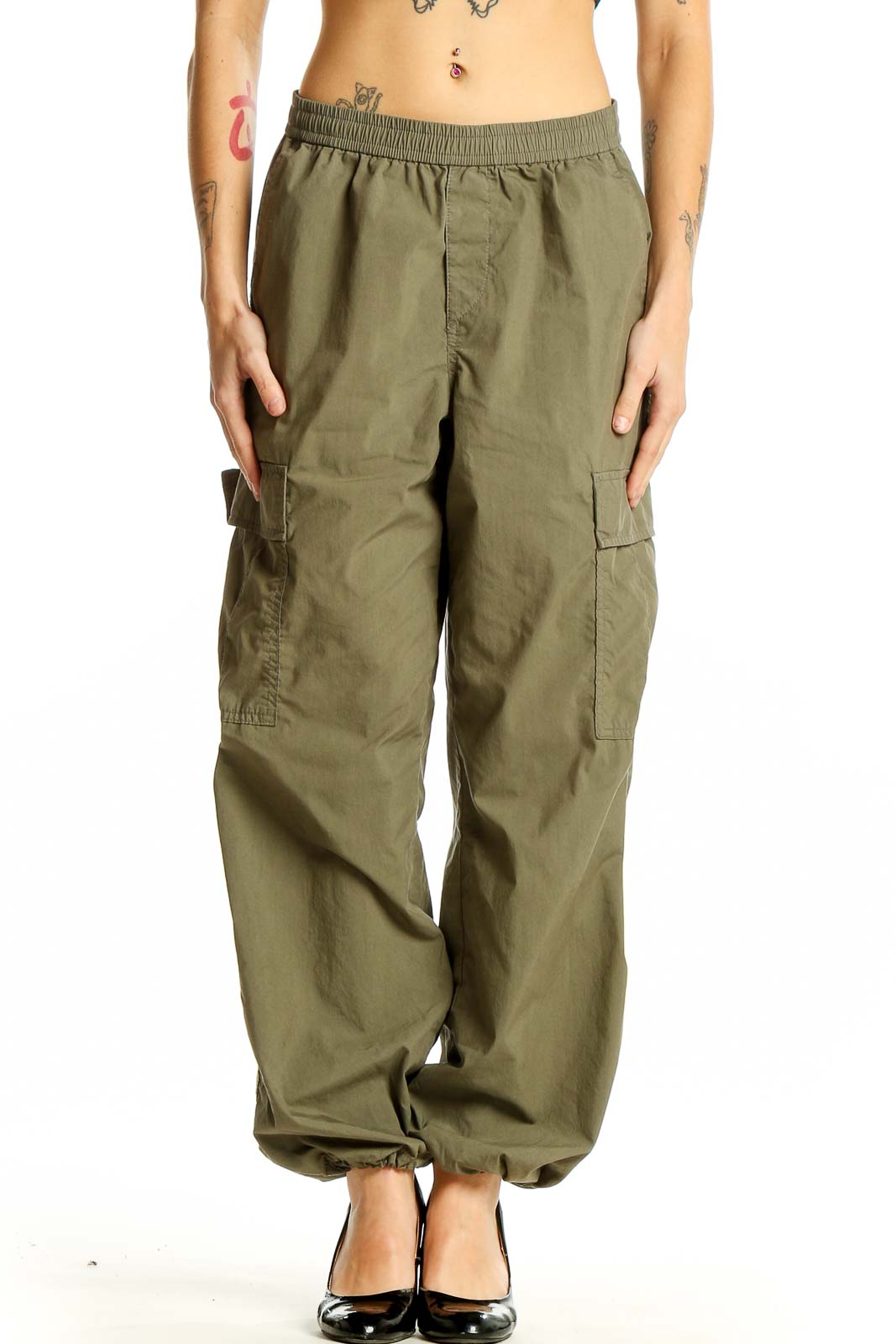 Front view of Uniqlo olive green cargo pants on model