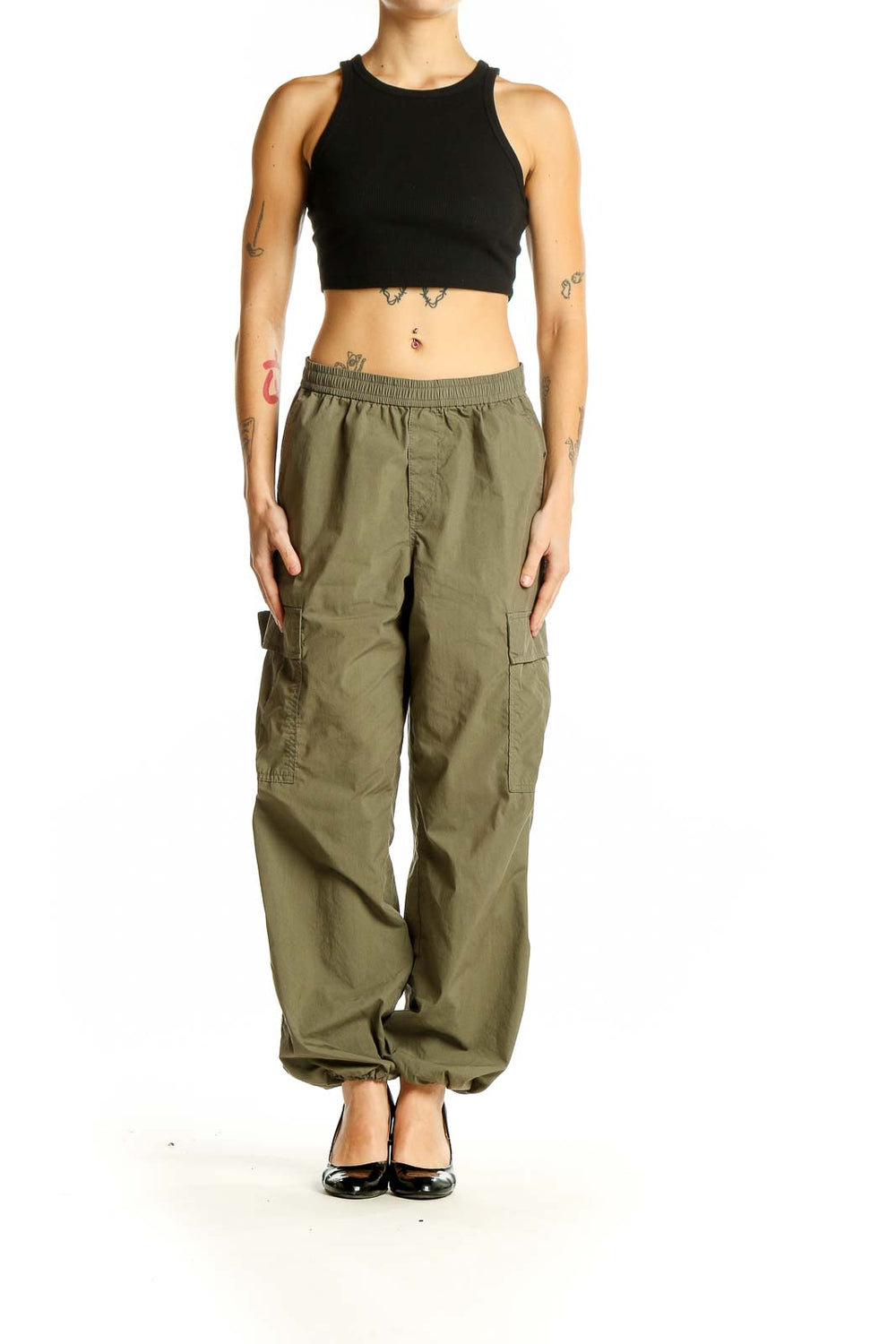 Front view of Uniqlo olive green cargo pants on model