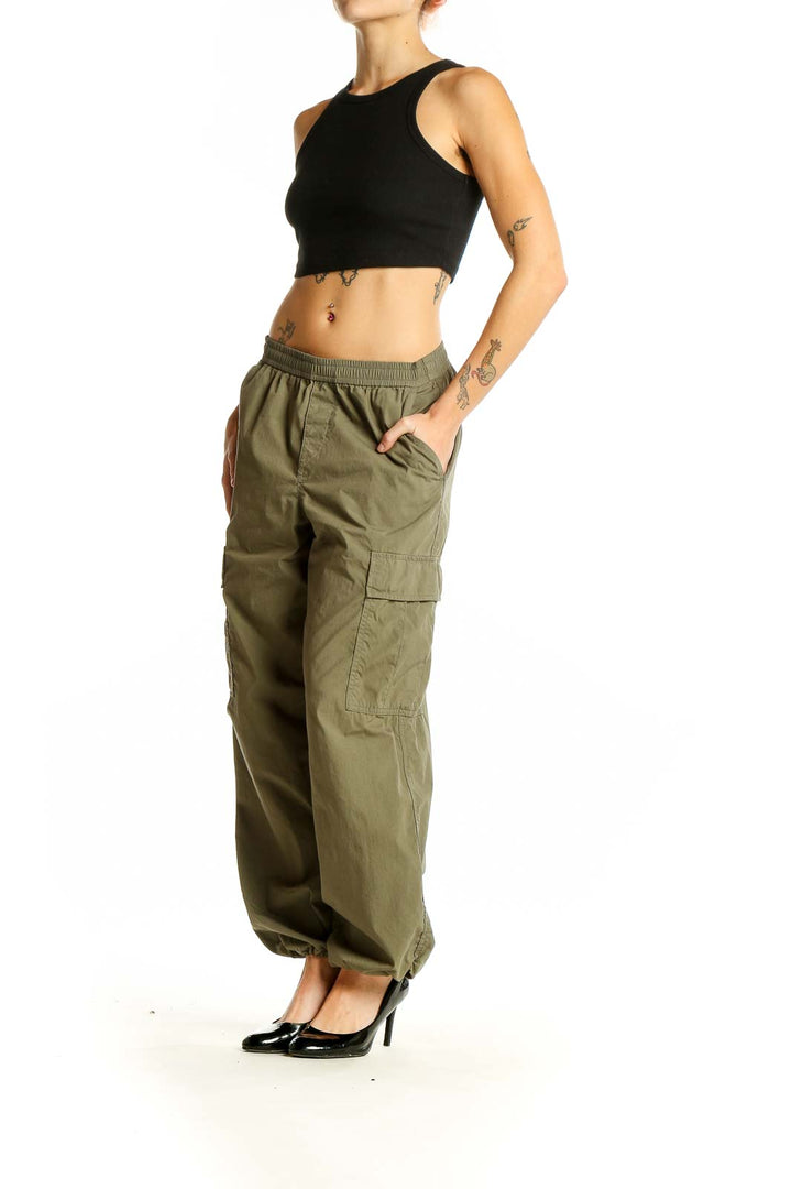 Front view of Uniqlo olive green cargo pants on model