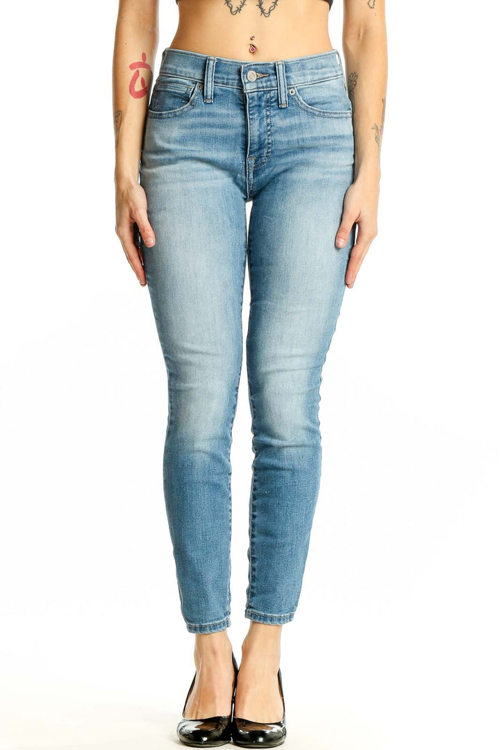 Front view of Lucky Brand light blue skinny ankle jeans on model