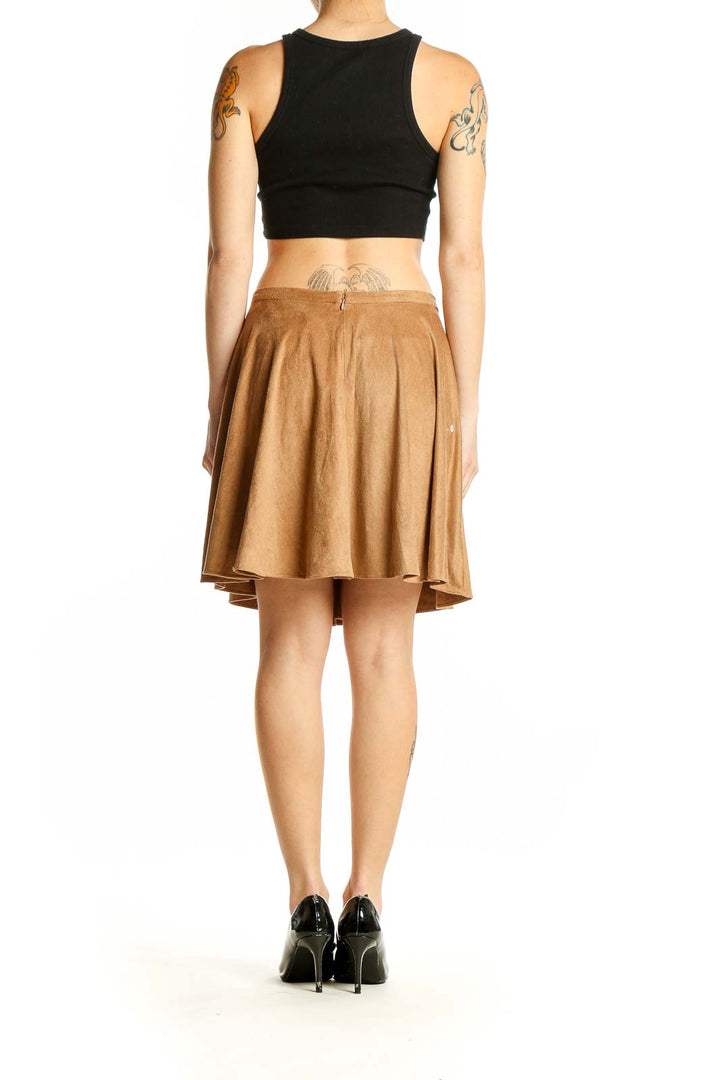 Side view of model wearing Gianni Bini camel faux suede A-line skirt with black top