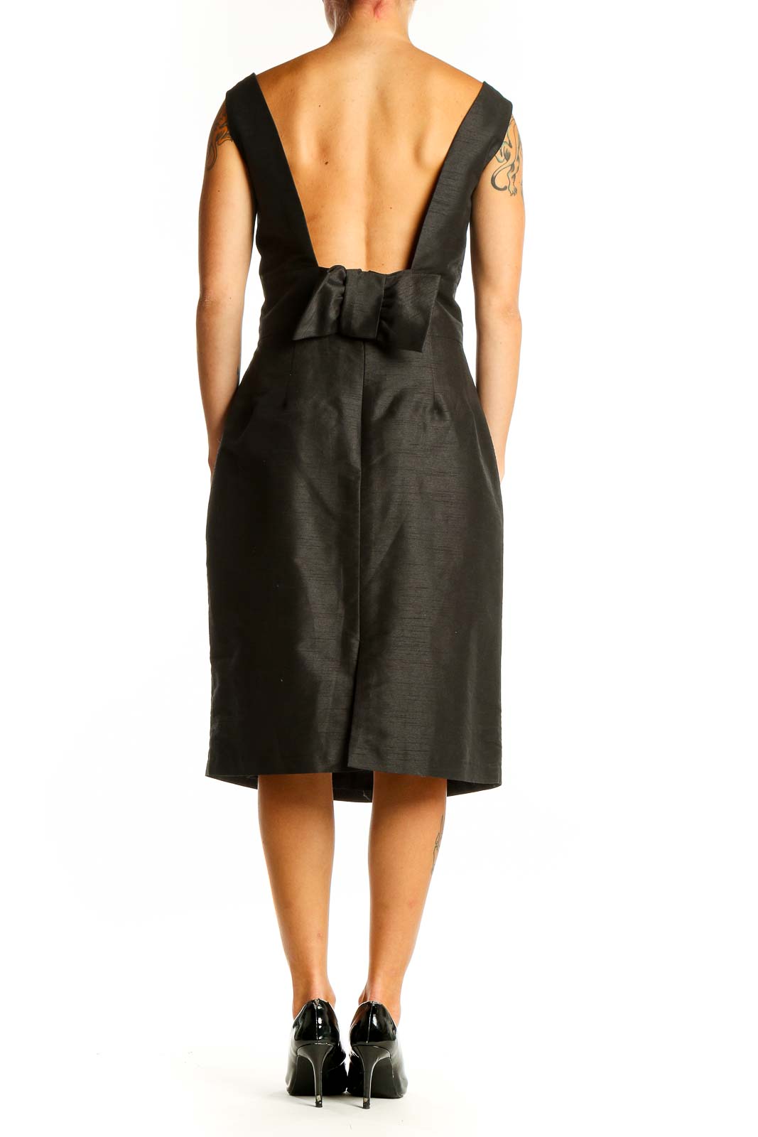 Side view of black sleeveless Alfred Sung cocktail dress showing pleated waist detail