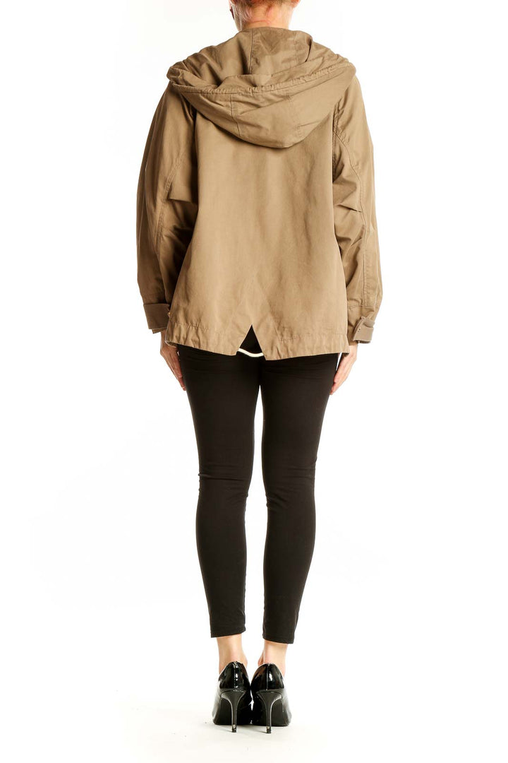 Side view of model wearing Zara beige hooded utility jacket with black pants