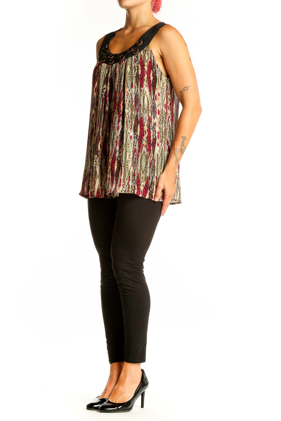 Front view of Signature by Larry Levine multicolor printed sleeveless blouse with black trim