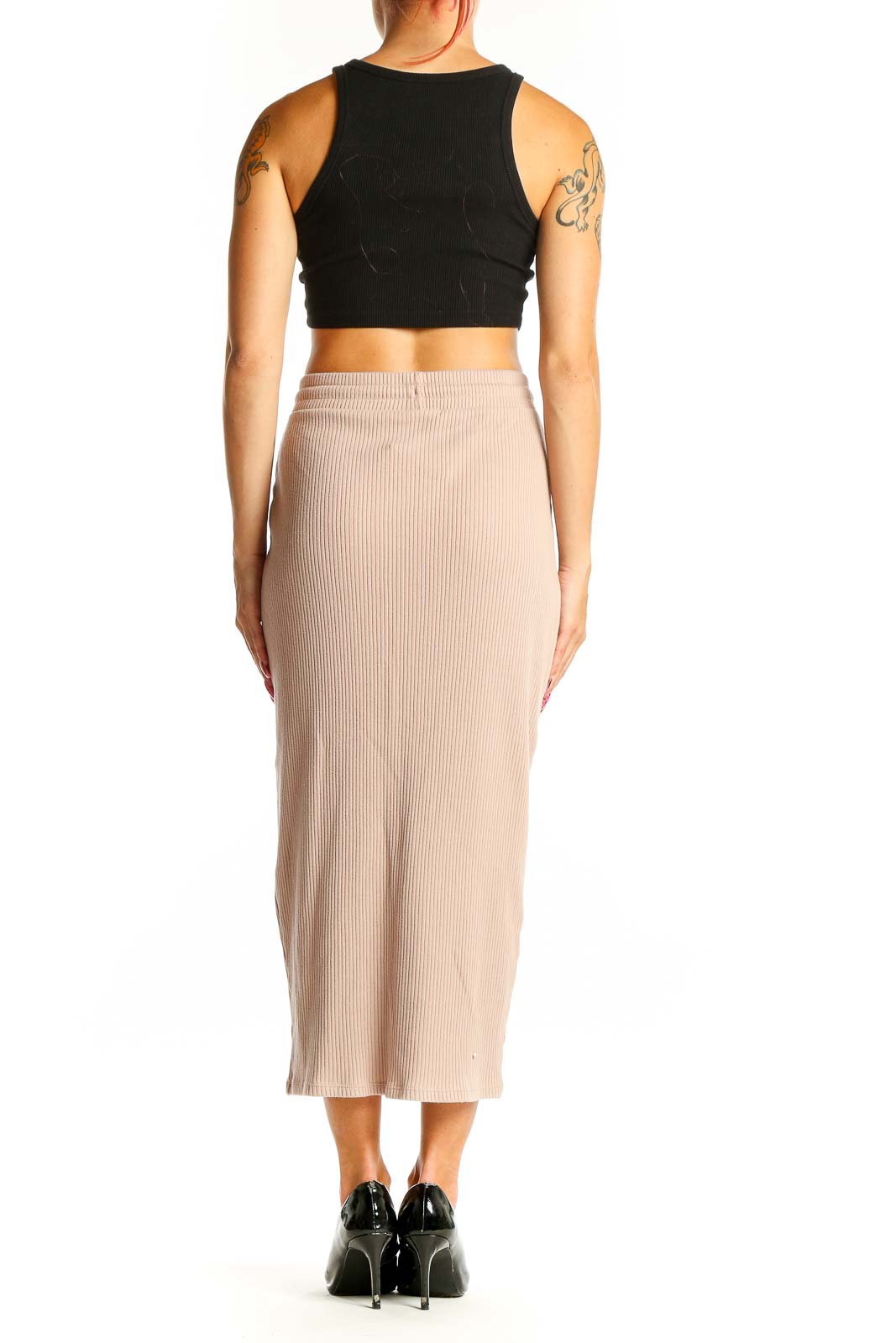 Side view of model wearing Zara beige ribbed midi skirt with black crop top