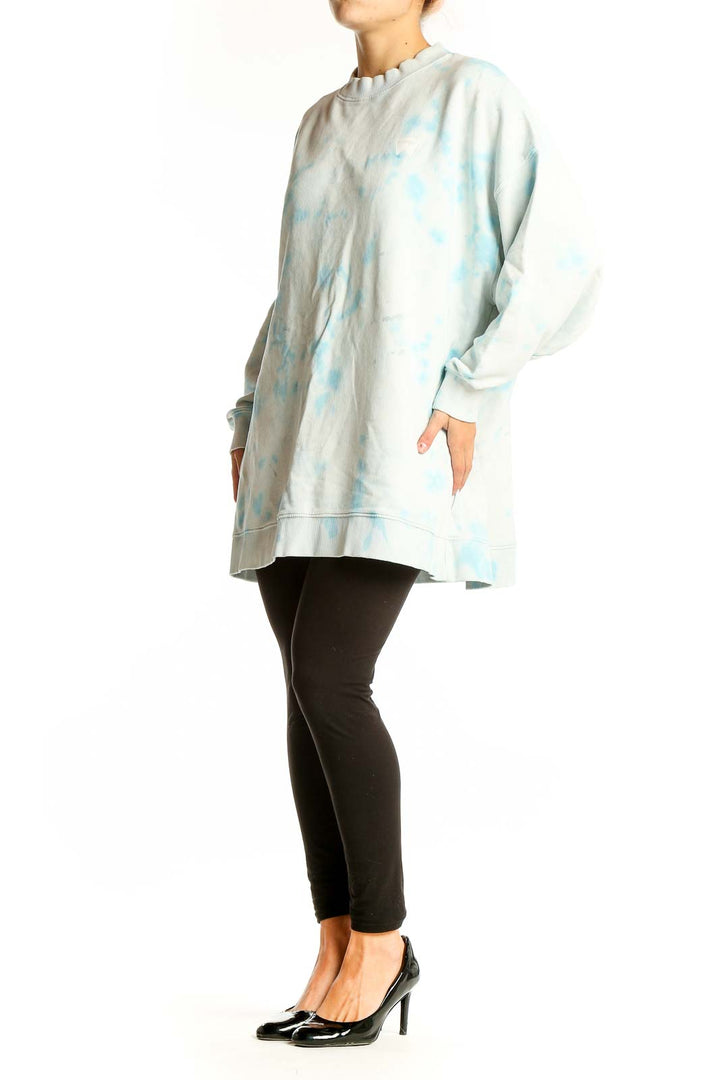 Front view of Wrangler light blue tie-dye oversized sweatshirt on model