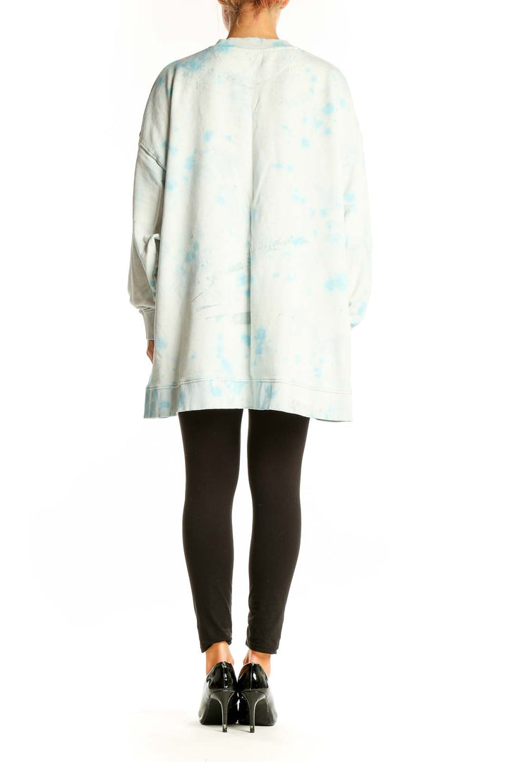 Side view of Wrangler light blue tie-dye oversized sweatshirt on model
