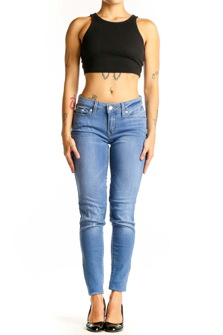 Front view of Levi's light blue skinny jeans on model