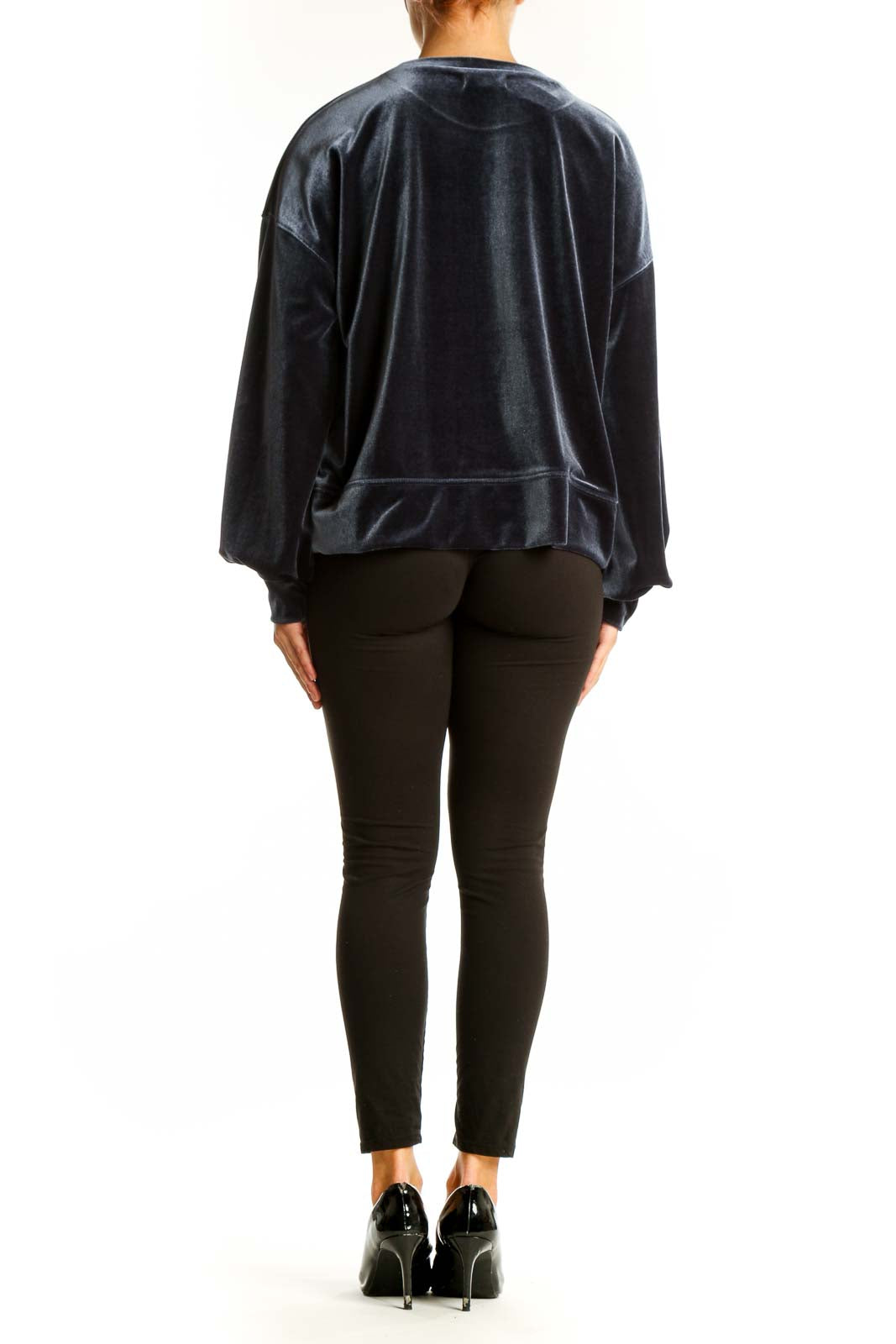 Side view of model wearing gray velvet Madewell sweatshirt with black pants
