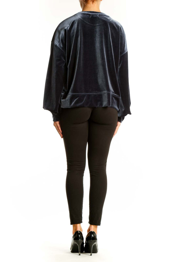 Side view of model wearing gray velvet Madewell sweatshirt with black pants