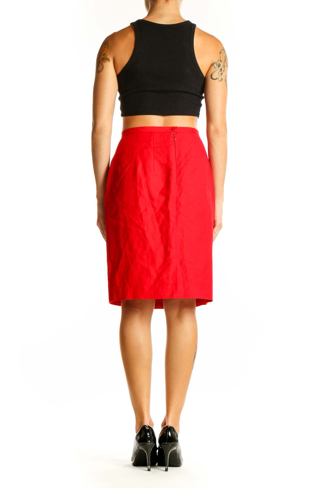 Side view of Harve Bernard red linen-blend pencil skirt on model