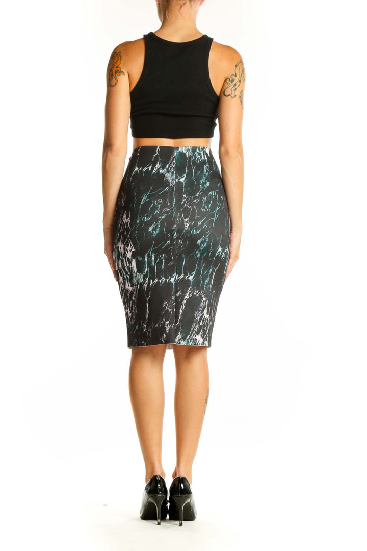 Side view of model wearing Zara black marble print pencil skirt with black top