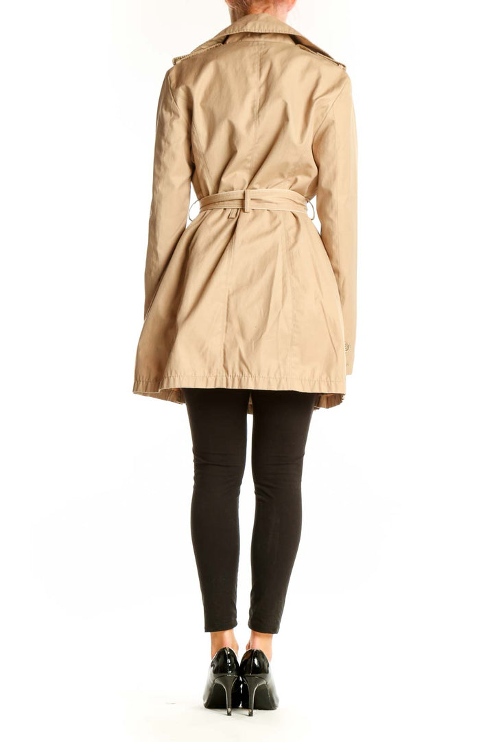 Side view of LAUNDRY by SHELLI SEGAL beige trench coat on model