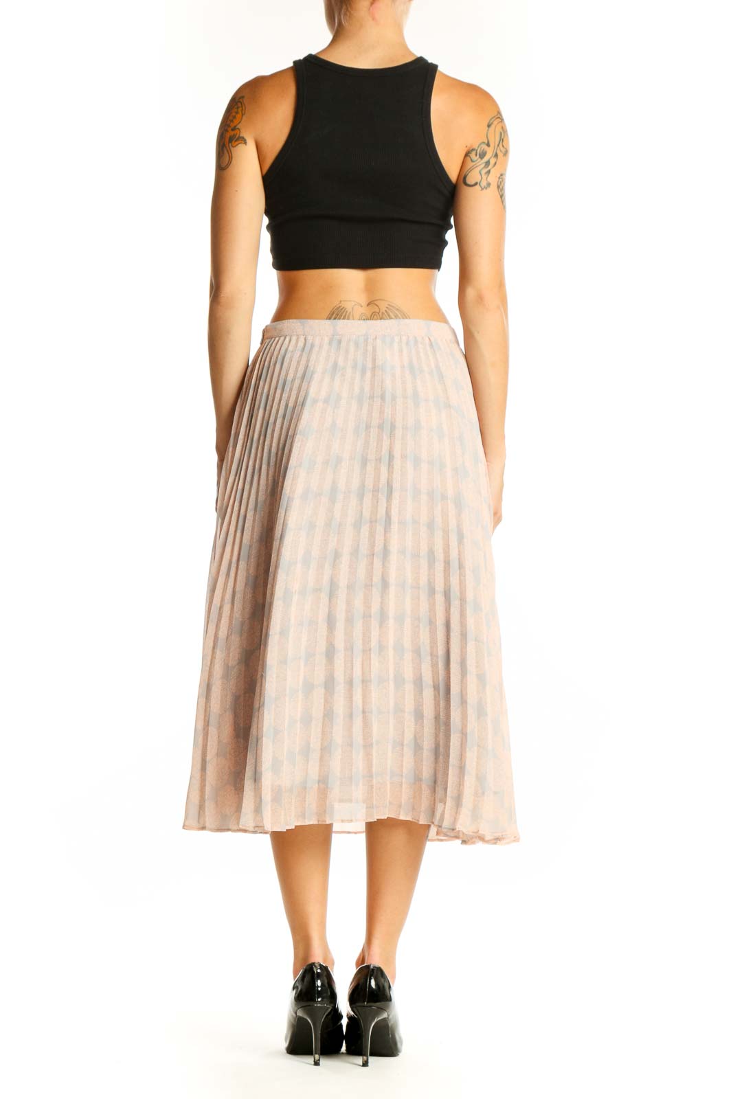Side view of model wearing Halogen beige pleated midi skirt with black top
