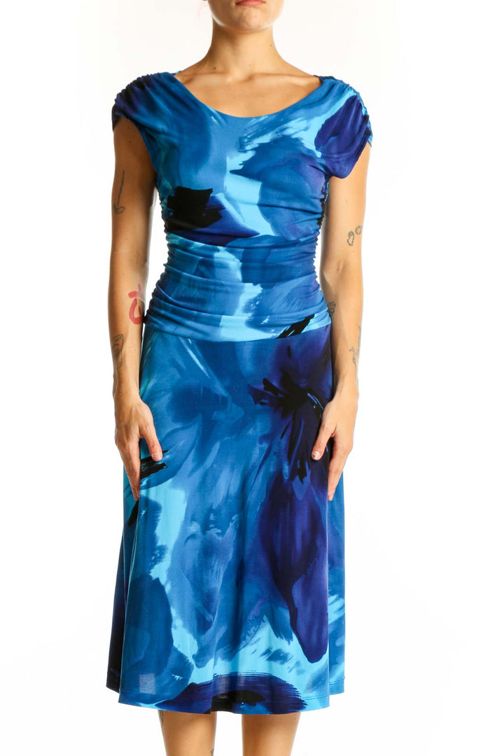 Front view of EN FOCUS STUDIO blue floral ruched midi dress with cap sleeves