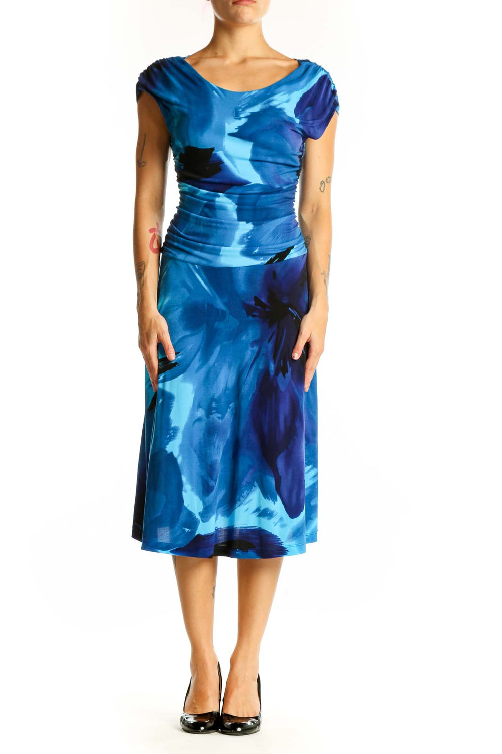Front view of EN FOCUS STUDIO blue floral ruched midi dress with cap sleeves