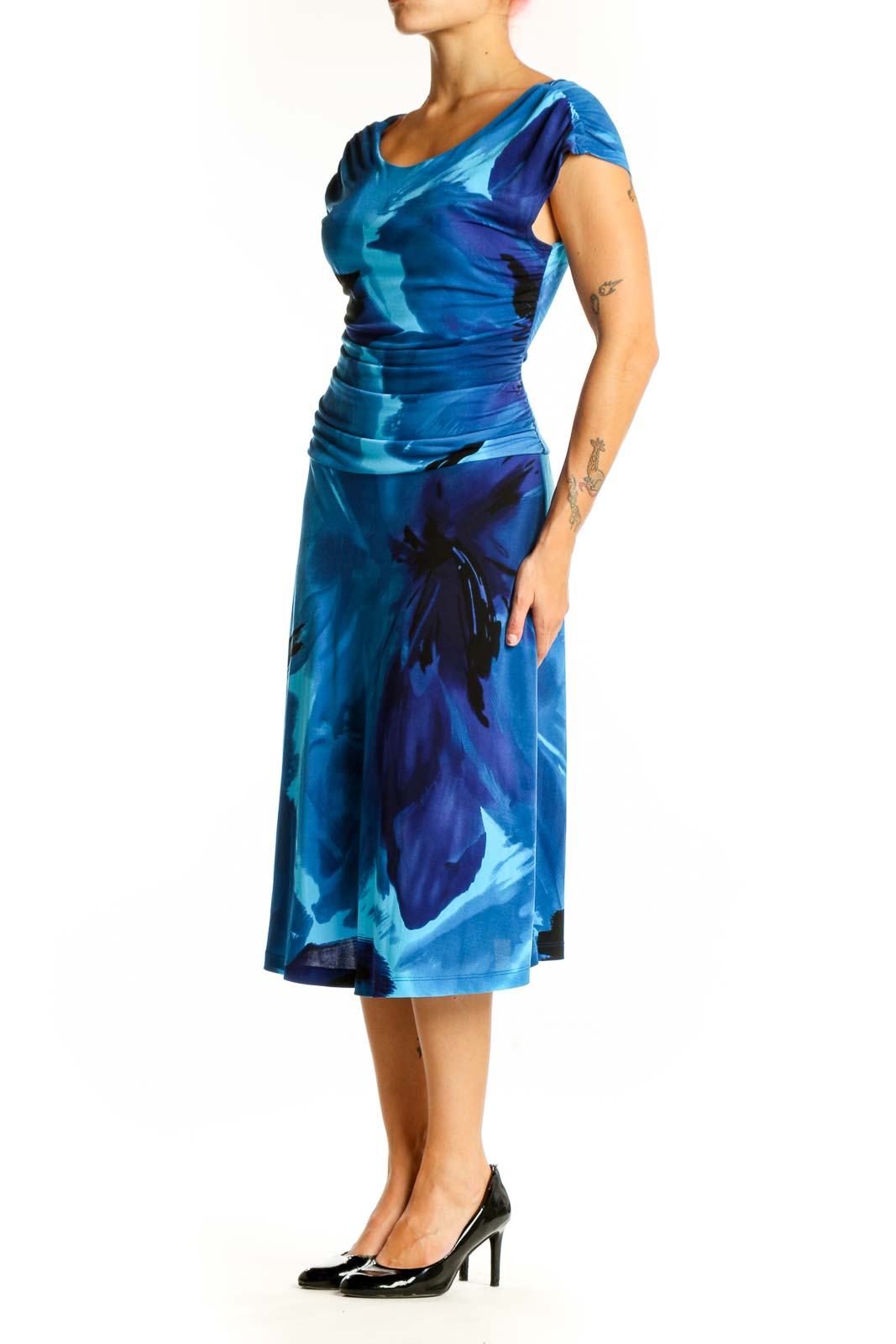 Front view of EN FOCUS STUDIO blue floral ruched midi dress with cap sleeves
