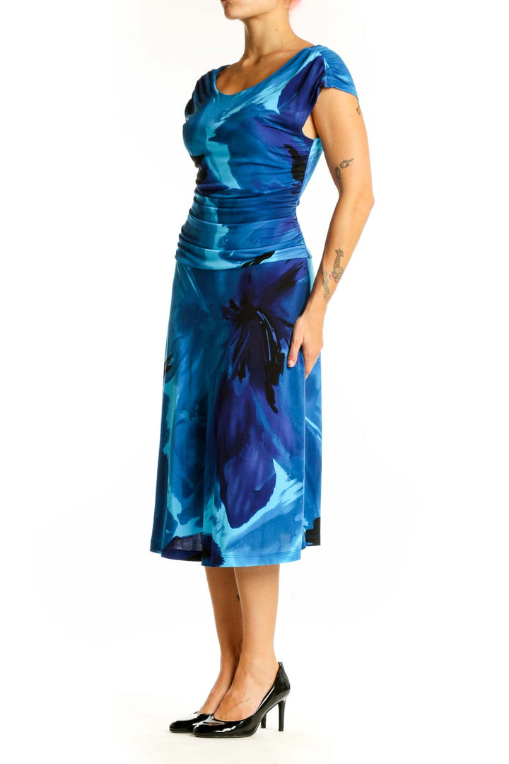 Front view of EN FOCUS STUDIO blue floral ruched midi dress with cap sleeves