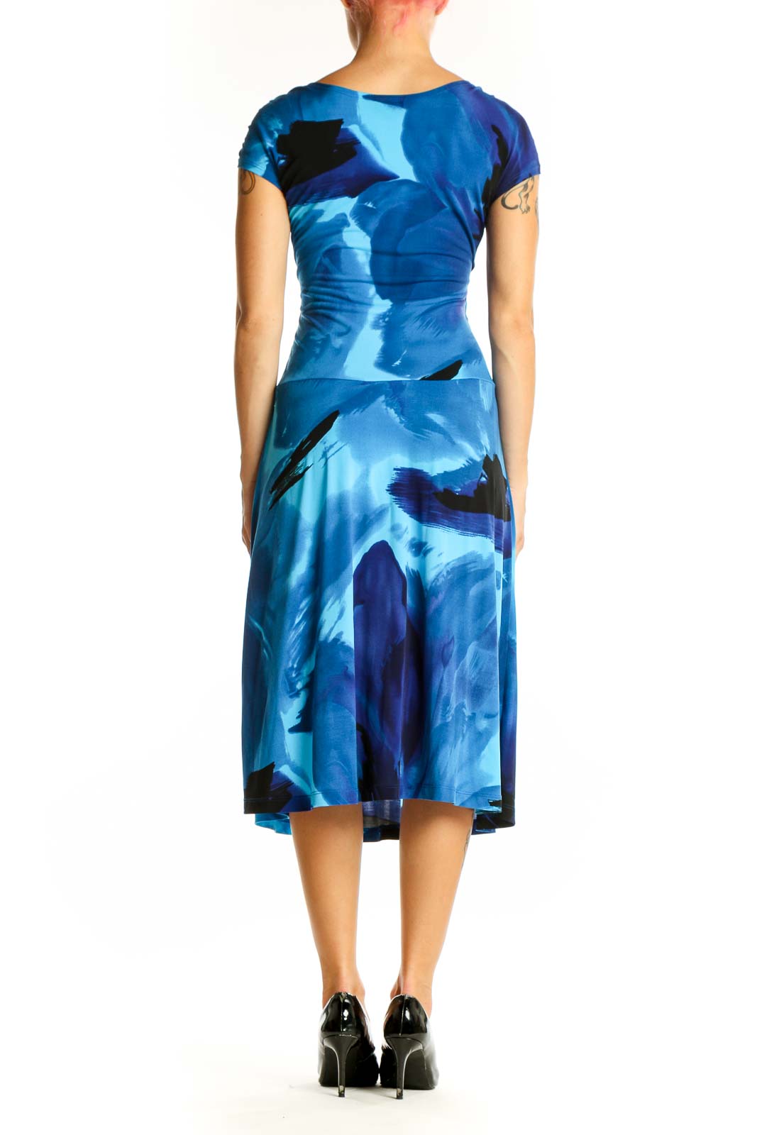 Back view of EN FOCUS STUDIO blue floral ruched midi dress showing flowy skirt